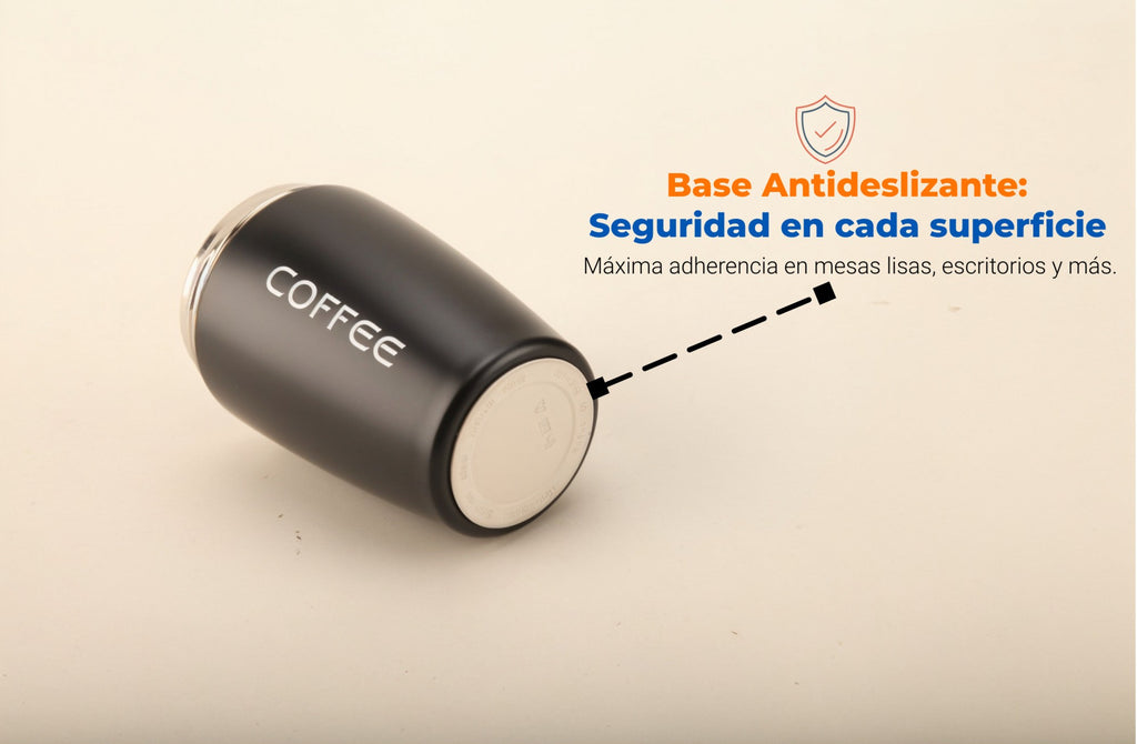 La base antideslizante de la taza térmica OmniMarket proporciona máxima estabilidad en superficies lisas como mesas, escritorios o bandejas. Ideal para usar en casa, oficina o en movimiento.